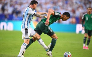 Tranh cãi nảy lửa tại World Cup: Cùng đạp chân đối phương, người khác thẻ đỏ nhưng Messi thì không