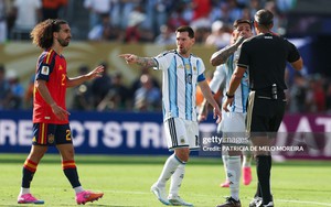 Messi bất lực đến mức phải "mách" trọng tài, số 0 ê chề và nỗi lo của Argentina thời "hậu Messi"