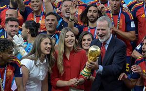 Xinh đẹp bất ngờ: 2 nàng công chúa Tây Ban Nha hút mọi ánh nhìn trong trận chung kết World Cup