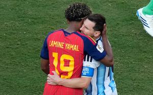 Khoảnh khắc Lamine Yamal ôm Messi sau chung kết World Cup 2026