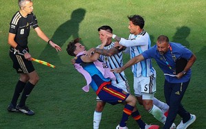 Thủ môn Anh châm chọc sao Argentina: “Tấm thẻ đỏ quá ngớ ngẩn, đáng xấu hổ”