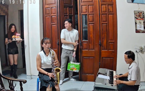 Clip bố chơi đàn, mẹ thổi saxophone mừng sinh nhật con đi xa về gây xúc động