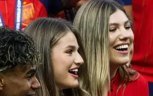 Hai công chúa Tây Ban Nha gây bão chung kết World Cup 2026