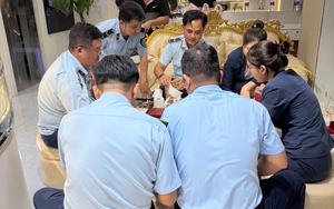 Kiểm tra cửa hàng trang sức ở TP.HCM, lực lượng chức năng phát hiện loạt "hàng hiệu" gắn tên Cartier, LV, Hermès... có dấu hiệu bất thường