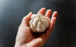 Nhiều người ăn tỏi để “thải độc” gan: Chuyên gia chỉ ra sự thật không phải ai cũng biết