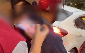 Đoạn clip quay lén trên đường phố khiến cư dân mạng Việt "sốc" cực độ: Cha mẹ tuyệt đối đừng lơ là!