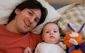 Cậu bé 1 tuổi nằm cạnh Messi cùng Tây Ban Nha đánh bại Argentina gây sốt
