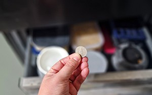 Vì sao nhiều gia đình đặt một đồng xu trong tủ lạnh khi vắng nhà dài ngày? Công dụng ít ai biết