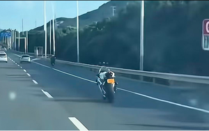 Đang ngồi ô tô, người đàn ông phát hiện xe máy "ma" tự lái: Bám theo gần 3km mới thấy kết cục