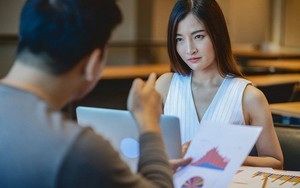 Tôi vô tình chụp được một bức ảnh ở công ty, hôm sau sếp gọi lên phòng riêng đưa 1 chiếc phong bì