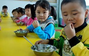 Con đi học gầy tong teo, mẹ tình cờ xem được tài khoản MXH của nhân viên bếp ăn nhà trường thì tá hóa phát hiện sự thật!