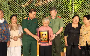Lắng đọng phút gia đình đón nhận di ảnh liệt sĩ Huỳnh Văn Quên sau gần 60 năm ông hy sinh
