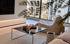 Vì sao ngày càng nhiều gia đình không còn dùng bàn trà mặt kính? 2 lựa chọn cho phòng khách đang dần trở thành xu hướng mới