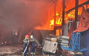 Khói lửa cuồn cuộn bao trùm xưởng sản xuất kính ở Thái Nguyên