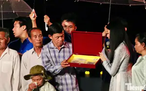 Gần 60 năm đợi chờ, người vợ chưa cưới nghẹn ngào đón di vật liệt sĩ Huỳnh Văn Quên