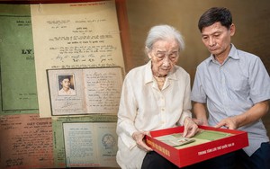 60 năm chờ đợi, người vợ 93 tuổi nghẹn ngào đón 96 trang kỷ vật của chồng liệt sĩ