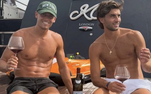 Ferran Torres và Marcos Llorente "đốt" tiền tỷ cho khoảnh khắc thân mật trên du thuyền hậu World Cup gây xôn xao toàn cầu