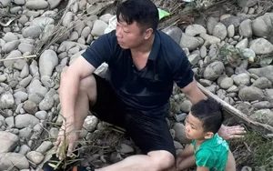 Phó Chủ nhiệm Ủy ban Kiểm tra Đảng ủy xã cứu cháu bé giữa dòng nước xiết