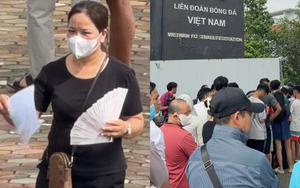 CĐV Việt Nam xếp hàng dài trước cổng VFF, "phe vé" cầm cả xấp vé trận gặp Singapore mời chào