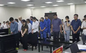 Đại diện Viện kiểm sát nói ‘không thể chấp nhận’ với quan điểm bào chữa cho 2 cán bộ hải quan