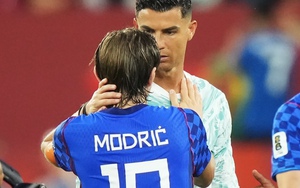 Ronaldo ôm chặt rồi thì thầm điều gì với Modric?