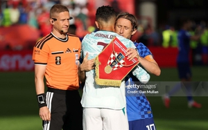 Những cái ôm giữa đại chiến, Ronaldo giờ gánh thêm giấc mơ của Luka Modric!