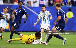 Khoảnh khắc để đời của Vozinha: Chặn đứng cú sút của Messi, bắt bóng như "trêu đùa" siêu sao