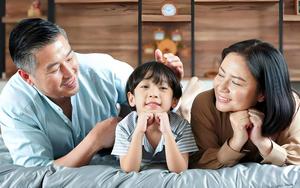 Cha mẹ DẠI DỘT nhất là kể lể điều này với người ngoài: Con cái sẽ gặp phiền phức không tưởng từ chính cái miệng của chúng ta!