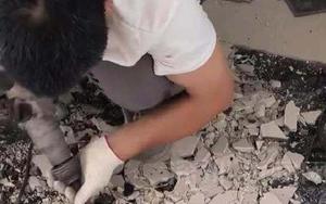Con trai đi chân trần phát hiện điều lạ dưới nền nhà, người đàn ông vội gọi thợ đập gạch rồi tái mặt