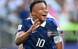 Cười... "tĩnh tâm" kiểu Mbappe giữa bão tố tiểu xảo của Paraguay