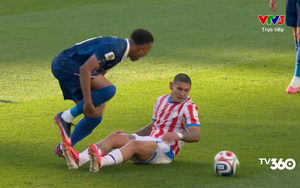 Mbappe tinh quái bẫy cầu thủ Paraguay, tái hiện scandal lịch sử của David Beckham