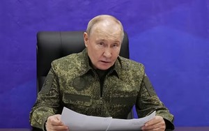 Thông điệp sau hình ảnh ông Putin mặc quân phục