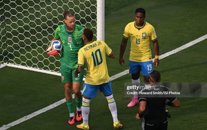 Cười ngạo nghễ trước mặt thủ môn, hóa ra Neymar vẫn tự đưa mình vào một "cái bẫy" khác