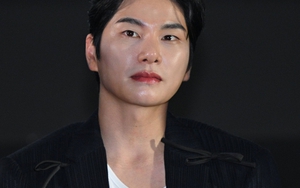 Lee Yi Kyung quỳ gối trước khán giả Việt trong đêm ra mắt "Mẹ ơi, về nhà" tại TP.HCM, nhắn nhủ một điều
