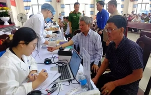 Lấy mẫu ADN hai người nhận là em ruột của liệt sĩ Huỳnh Văn Quên