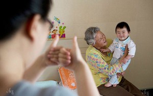 Dù tin hay không, gia đình nào có thêm cháu, người già đều sẽ có 4 sự thay đổi này