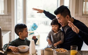 Vòng lặp gia đình tàn nhẫn: Cha mẹ hết lòng "nuôi con phòng già", cuối đời phần lớn lại bị con cái xa lánh