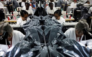 Venezuela: Xưởng thời trang chuyển từ may váy cưới sang may túi đựng thi thể sau thảm họa động đất