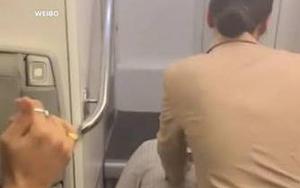 373 hành khách mắc kẹt 10 tiếng đồng hồ trong máy bay không bật điều hoà, có người ngất xỉu