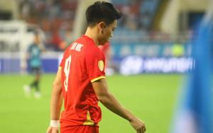 Đình Bắc thừa nhận chơi tệ, lên tiếng giữa đêm sau khi bị HLV Kim Sang-sik thay ra sớm