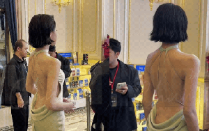 Thêm 1 bóng lưng cực phẩm, nhìn thoáng qua cũng biết đại mỹ nhân