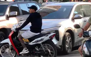 Xác minh clip ô tô vượt lên chèn ngã thanh niên đi xe máy