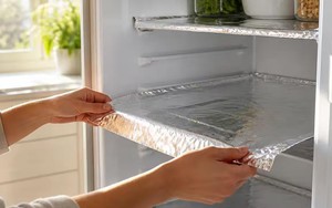 Vì sao nhiều gia đình trải giấy bạc lên các ngăn tủ lạnh? Công dụng đơn giản nhưng rất thiết thực