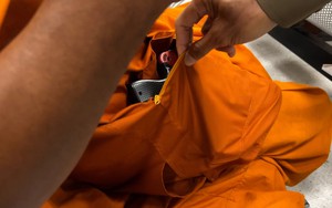 Thấy 'súng' nhô khỏi áo cà sa, bệnh viện liền báo cảnh sát: Nhà sư nói gì khi sự thật được hé lộ?
