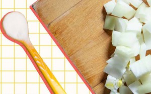 Vì sao nhiều người trộn hành tây với baking soda rồi đặt trong bếp?