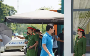 Thí sinh chuyên Tuyên Quang kết thúc thi Văn tốt nghiệp, vỡ oà cảm xúc