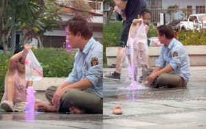 Clip em bé mải mê nghịch nước vòi phun khiến dân mạng cảm thấy được chữa lành