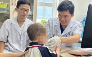Bé trai 2 tuổi bị chó nhà cắn, vết thương sát động mạch cảnh đe dọa tính mạng