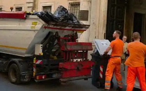 Vô tình vứt tấm vé số trúng độc đắc hơn 3 tỷ đồng vào thùng rác, người phụ nữ đòi lục tung xe chở rác để tìm