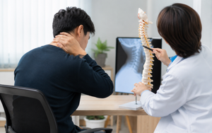 Cúi đầu lướt điện thoại 7 tiếng/ngày, nam thanh niên mắc 'cổ rùa'